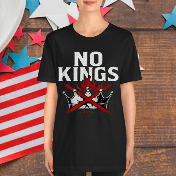 No Kings Graphic Bold Symbolic Design Shirt